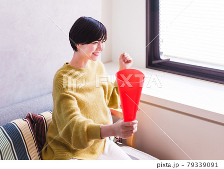 スポーツをテレビ観戦する若い女性 【 コロナ禍 ニューノーマル】 スポーツをテレビ観戦する若い女性 【 コロナ禍 ニューノーマル】 79339091
