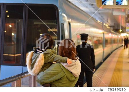 親子と電車 79339330