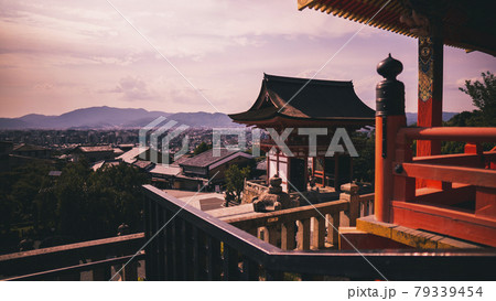 京都のお寺からの夕焼け 京都のお寺からの夕焼け 79339454