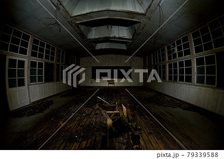 深夜の廃校の教室 79339588
