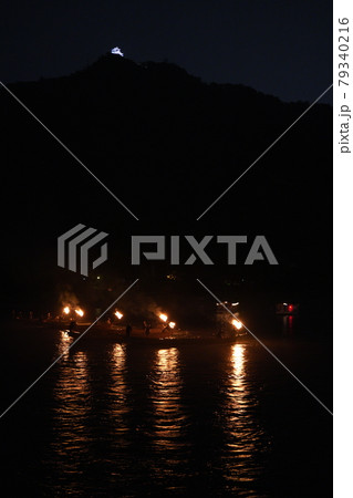 梅雨空の長良川鵜飼の総がらみと岐阜城 79340216