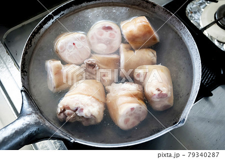 豚足先を茹でる（下拵え） 79340287