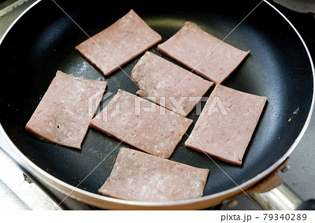 ポークランチョンミートを焼く 79340289