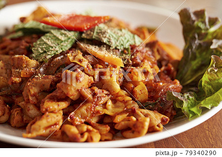 韓国料理　韓国のホルモン炒め　牛ホルモンの甘辛炒め 79340290
