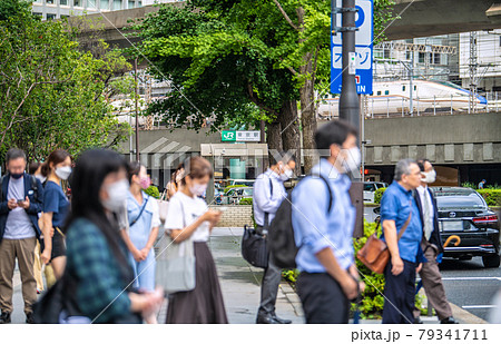 日本の東京都市景観 7月…収束できないコロナ。この夏もマスク姿…＝5日、東京駅前（右に赤レンガ駅舎） 79341711