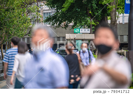 日本の東京都市景観 7月…収束できないコロナ。この夏もマスク姿…＝5日、東京駅前（右に赤レンガ駅舎） 79341712