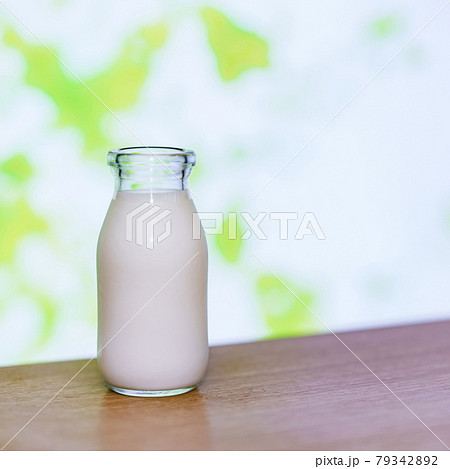 牛乳 ミルク 【 高原 の 朝 イメージ 】 牛乳 ミルク 【 高原 の 朝 イメージ 】 79342892