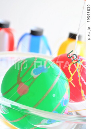 水に浮かぶ赤色と緑色のヨーヨーでヨーヨーすくい 水に浮かぶ赤色と緑色のヨーヨーでヨーヨーすくい 79343830
