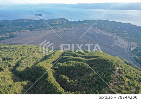 鹿児島県鹿児島市　早朝の桜島 79344200