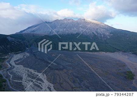 鹿児島県鹿児島市 早朝の桜島 鹿児島県鹿児島市 早朝の桜島 79344207
