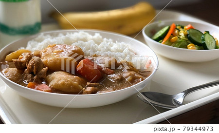 学校給食　カレーライス 79344973