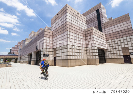 Tourists are riding bicycles past the World Trade Center building in Taipei, Taiwan 79347020