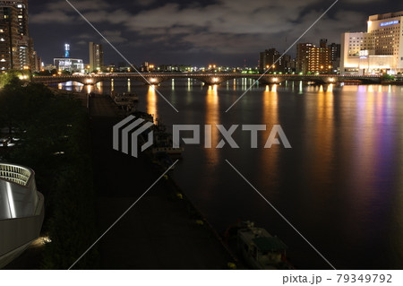 日本の新潟の美しい夜景 日本の新潟の美しい夜景 79349792