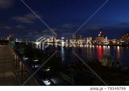 日本の新潟の美しい夜景 日本の新潟の美しい夜景 79349799