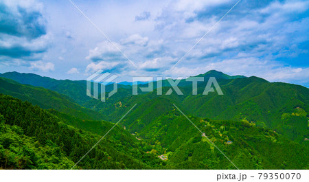 初夏の山 青空 風景 初夏の山 青空 風景 79350070