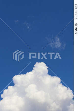 夏の青い空がとても綺麗でした。その真っ青な空に突然現れた入道雲がモクモクとわき出てきました。 79350463