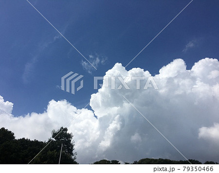 夏の青い空がとても綺麗でした。その真っ青な空に突然現れた入道雲がモクモクとわき出てきました。の写真素材 [79350466] - PIXTA