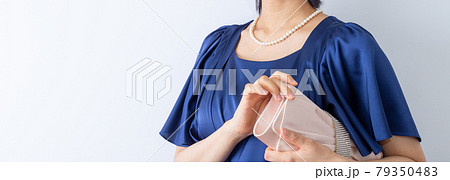 結婚式・パーティー・ゲスト・ドレス・白背景 79350483