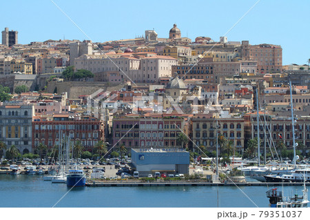 サルデーニャ島のカリアリの港湾風景 サルデーニャ島のカリアリの港湾風景 79351037