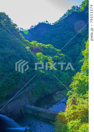 碓氷湖 坂本ダム ダム上から眼下の眺め 初夏の周辺景色 碓氷湖 坂本ダム ダム上から眼下の眺め 初夏の周辺景色 79351374