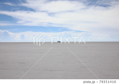 ウユニ塩湖（ボリビア） 79351410