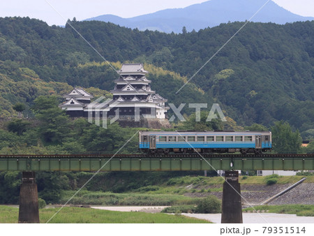 予讃線のキハ54と大洲城 予讃線のキハ54と大洲城 79351514