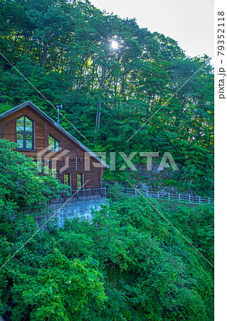 碓氷湖　坂本ダム　管理棟　初夏の周辺景色　　　　　　 79352118