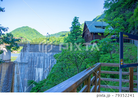 碓氷湖　坂本ダム　展望デッキからの眺め　初夏の周辺景色　　　　　　 79352241