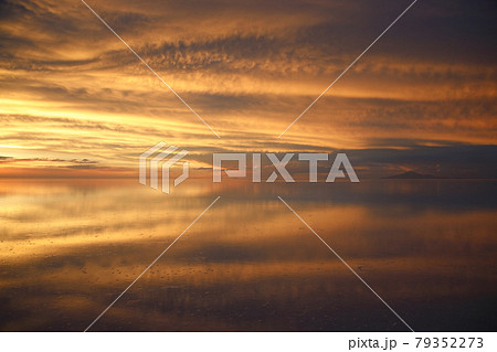 ウユニ塩湖の夕焼け（ボリビア） 79352273