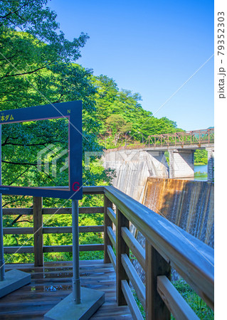碓氷湖　坂本ダム　展望デッキからの眺め　初夏の周辺景色　　　　　　 79352303