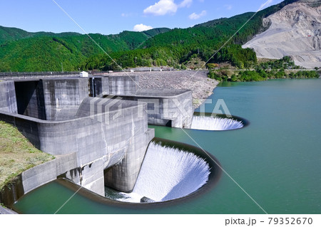 上面から排水する珍しい青土ダム 上面から排水する珍しい青土ダム 79352670