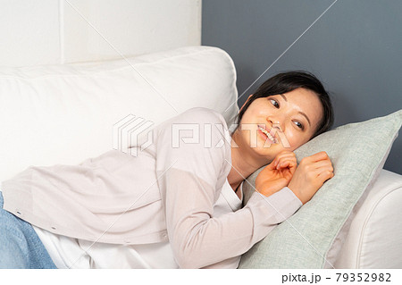 くつろいでいる女性 くつろいでいる女性 79352982