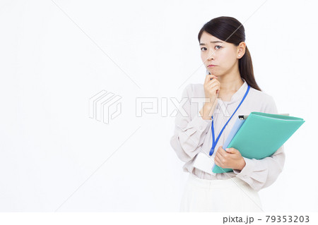 真剣に悩んでいる30代のビジネスウーマン 真剣に悩んでいる30代のビジネスウーマン 79353203