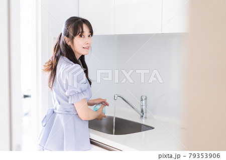 食器洗いをする若い女性 79353906