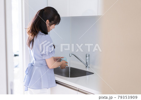 食器洗いをする若い女性 食器洗いをする若い女性 79353909