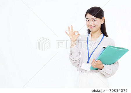 OKサインをしている30代のビジネスウーマン 79354075