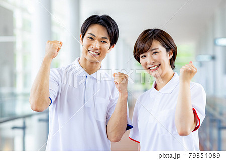 介護スタッフの男女 79354089