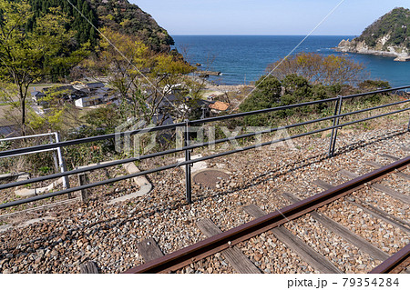 兵庫県香美町にある余部橋梁の線路から見る山陰海岸と海沿いの集落 兵庫県香美町にある余部橋梁の線路から見る山陰海岸と海沿いの集落 79354284