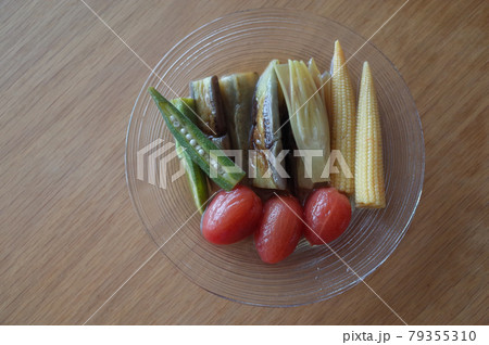 出汁の染み込んだ夏野菜 79355310