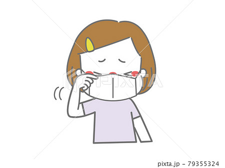 痒くて目をこすっているマスク姿の女の子 79355324