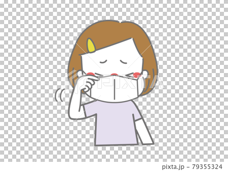 痒くて目をこすっているマスク姿の女の子 79355324