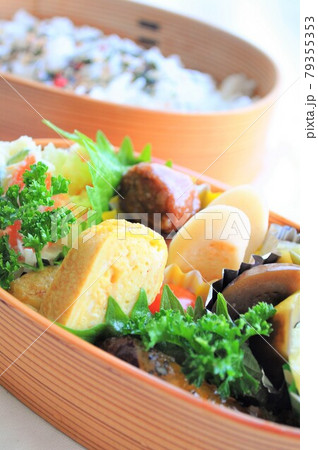曲げわっぱ弁当箱に盛り付けた和食お惣菜の卵焼きお弁当の写真素材