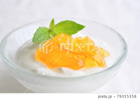 プレーンヨーグルトにオレンジマーマレードジャムとミントをトッピング 79355358