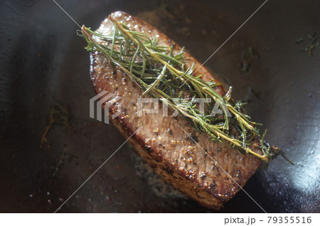 フライパンで肉を焼く フライパンで肉を焼く 79355516