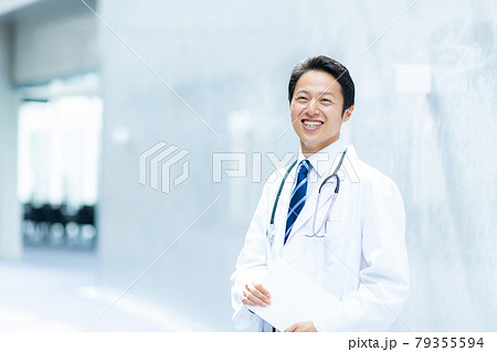 白衣の男性医師 79355594