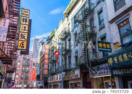 《ニューヨーク》マンハッタン・チャイナタウンの街並み 79355720
