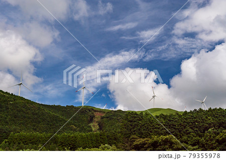 白い雲と青空の阿蘇に吹く風に風力発電が回る風景 白い雲と青空の阿蘇に吹く風に風力発電が回る風景 79355978