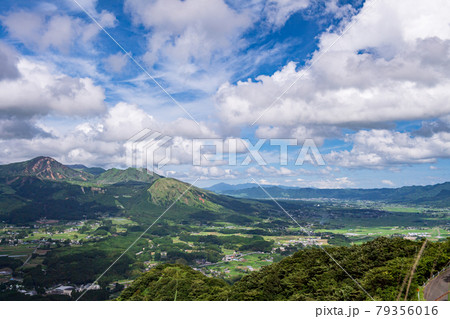 青空と阿蘇の五岳と白い雲の風景 79356016