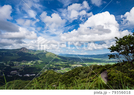 青空と阿蘇の五岳と白い雲の風景 青空と阿蘇の五岳と白い雲の風景 79356018