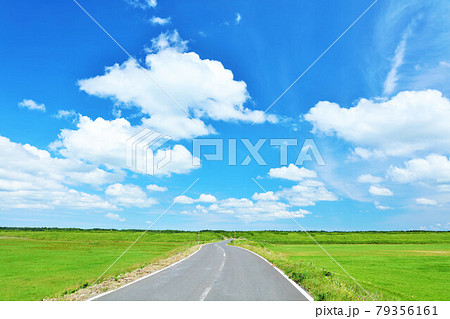 北海道　青空の道 79356161